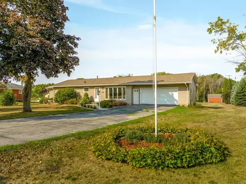 6493 Cutler Ave, Waterloo, IA 50703