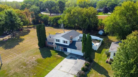 4048 E Shaulis Rd, Waterloo, IA 50702 photo 2