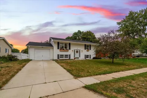 206 Devlin Cir, Cedar Falls, IA 50613
