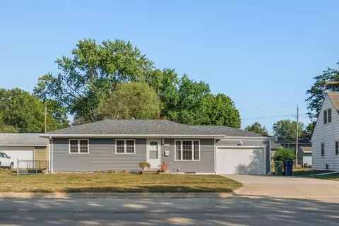 3037 W 9th St, Waterloo, IA 50702