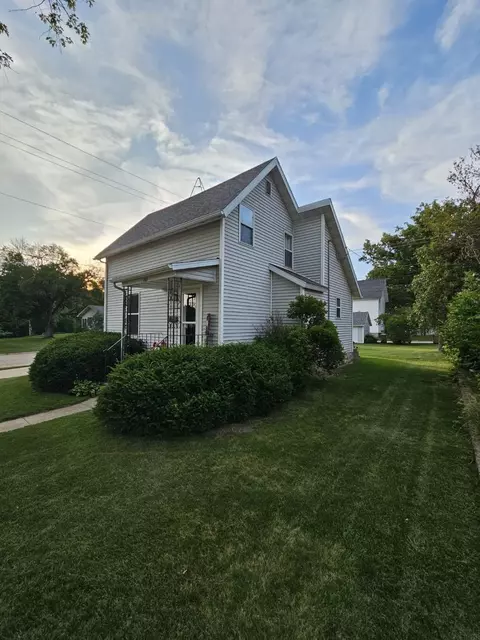 157 W Howard St, Manchester, IA 52057