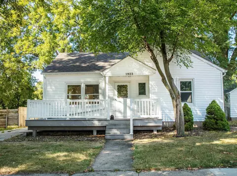 1923 Iowa St, Cedar Falls, IA 50613