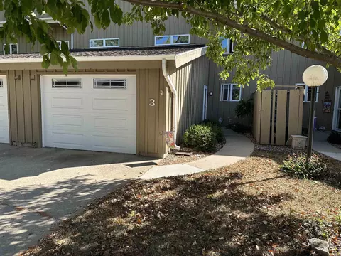 205 Ohio St #3, Decorah, IA 52101