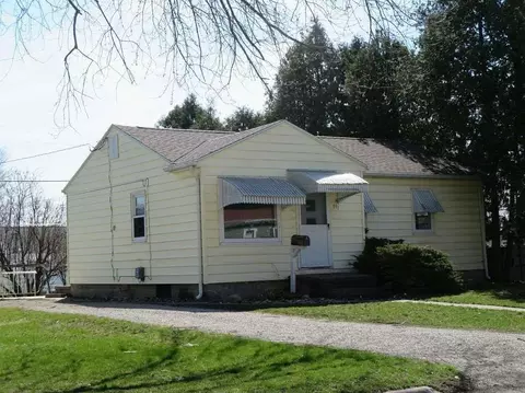 891 Hickory St, Waterloo, IA 50701