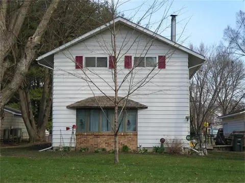 1626 Huntington Rd, Waterloo, IA 50701