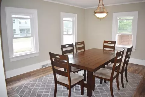 208 4th St S E, Independence, IA 50644