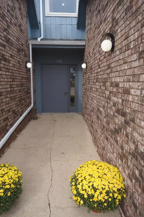 223 Southbrooke Dr #1, Waterloo, IA 50702