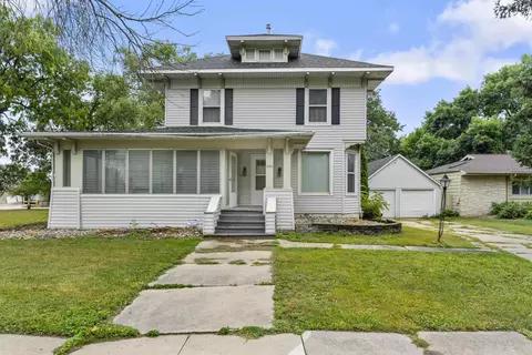302 SW 2nd Ave, Independence, IA 50644