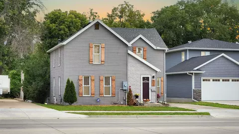 933 W 1st St, Cedar Falls, IA 50613