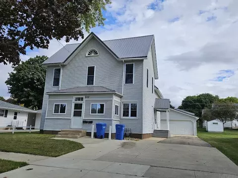 330 S Chestnut St, New Hampton, IA 50659