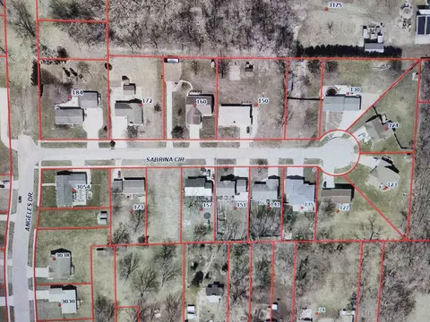 32 Sabrina Circle, Waterloo, IA 50703