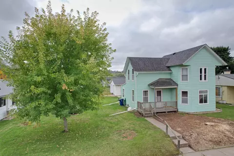 907 Main St, Elgin, IA 52141