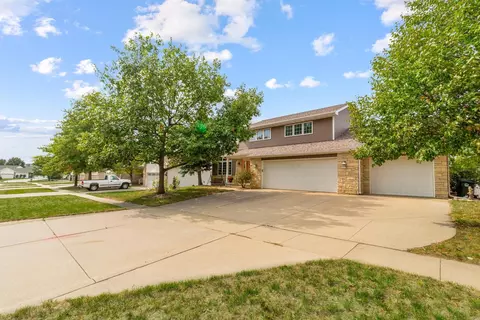 4123 Briarwood Dr, Cedar Falls, IA 50613
