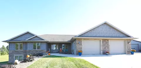 1954 221st St, Manchester, IA 52057