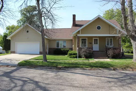 109 Park Ave, Sumner, IA 50674