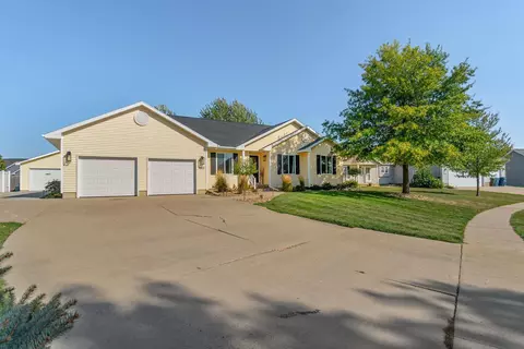 4801 Winghaven Dr, Waterloo, IA 50701