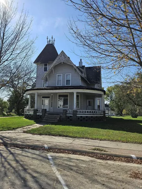 110 E Mission St, Strawberry Point, IA 52076