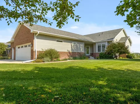 251 Sandahlwood Cir, Cedar Falls, IA 50613