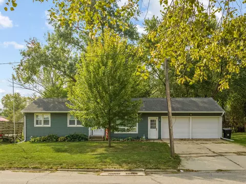 1022 W 13th St, Cedar Falls, IA 50613