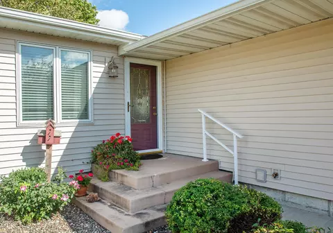 645 16th St SW, Waverly, IA 50677