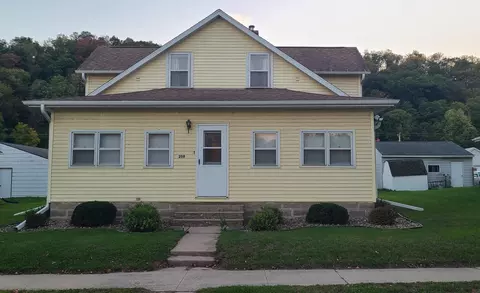 208 SW First St, Elkader, IA 52043