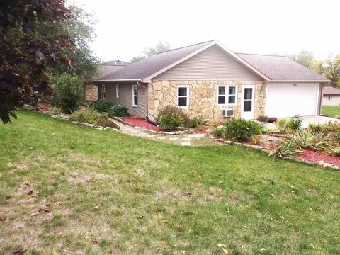 200 S 8th Sts, Manchester, IA 52057