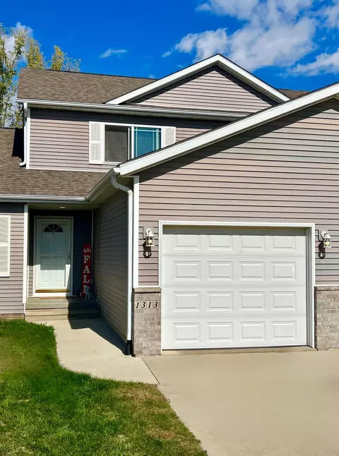 1313 Lois Ln, Waterloo, IA 50702