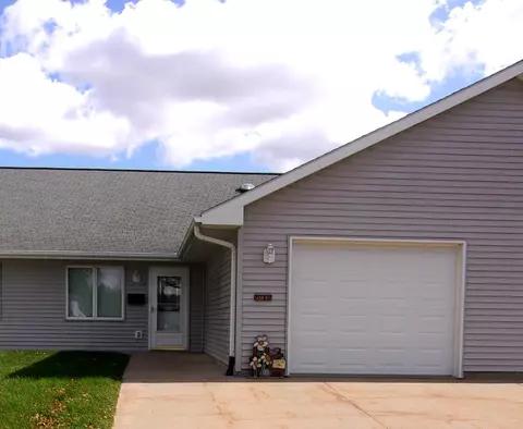 703 Anderson St # B, Manchester, IA 52057
