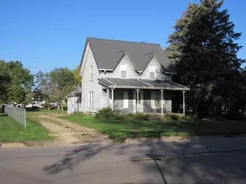 817 N Cedar St, Monticello, IA 52310