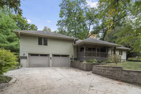 1522 W Ridgewood Dr, Cedar Falls, IA 50613