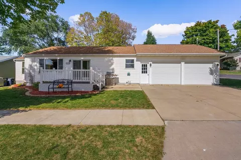305 3rd Ave, Parkersburg, IA 50665