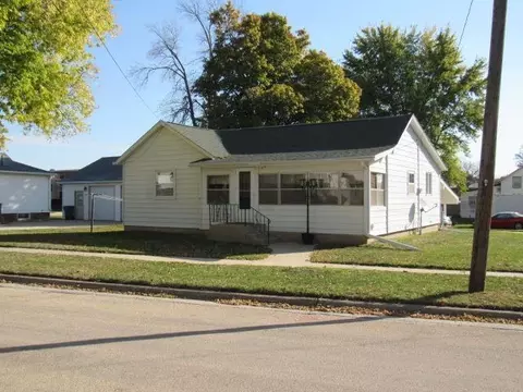 315 S Maple St, Monticello, IA 52310