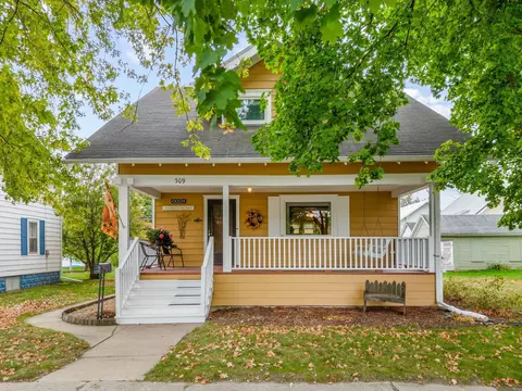 309 W 4th Sts, Sumner, IA 50674