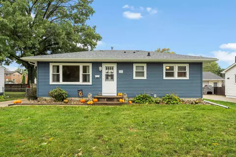 2225 Sunnyside Cir, Cedar Falls, IA 50613