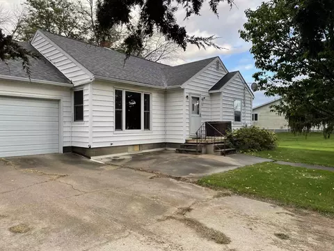 107 Rainbow Ave, Rowley, IA 52329