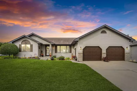 5810 Applewood Dr, Waterloo, IA 50701