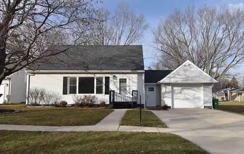 804 8th St N W, Independence, IA 50644