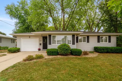 2320 Royal Dr, Cedar Falls, IA 50613