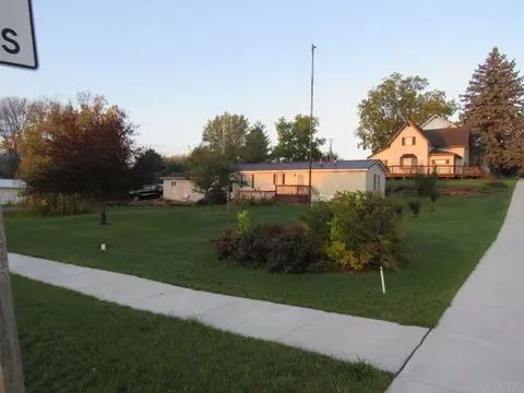 102 S Water St, Wyoming, IA 52362
