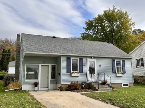 1014 Mechanic St, Decorah, IA 52101