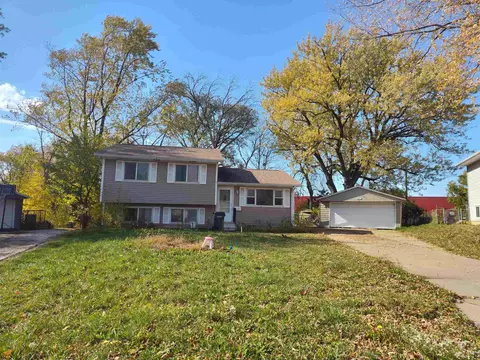1903 Carriage Hill Dr, Waterloo, IA 50701