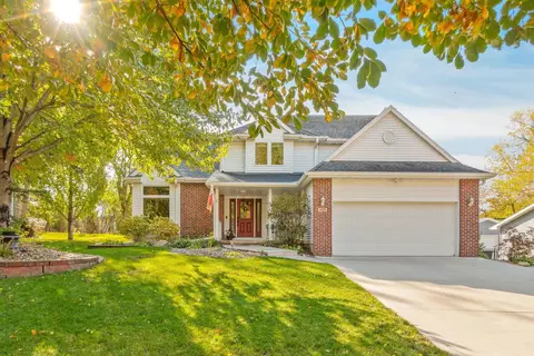 1470 Laurel Cir, Cedar Falls, IA 50613