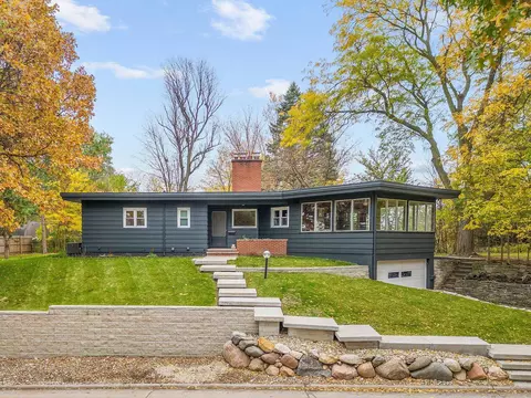 912 W 16th St, Cedar Falls, IA 50613