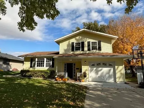 119 Central Ave, Charles City, IA 50616
