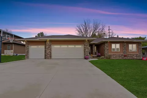 3008 Apollo St, Cedar Falls, IA 50613