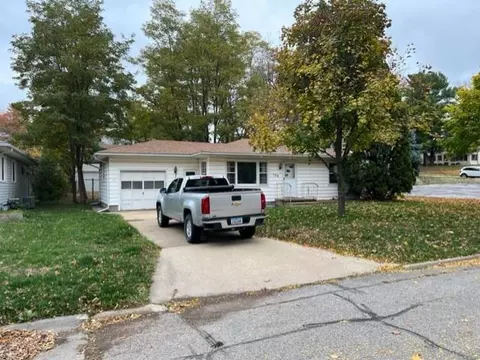 709 W 13th St, Cedar Falls, IA 50613