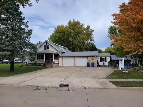 520 E 1st Ave, Cresco, IA 52136