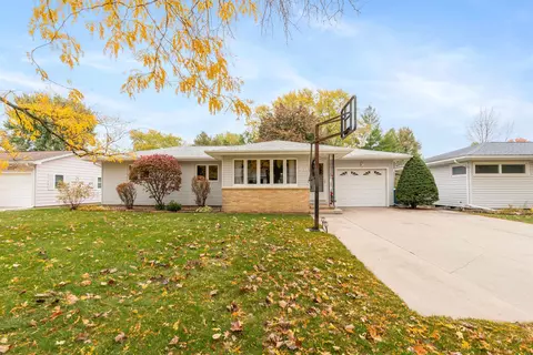 2725 Highview Ave, Waterloo, IA 50702