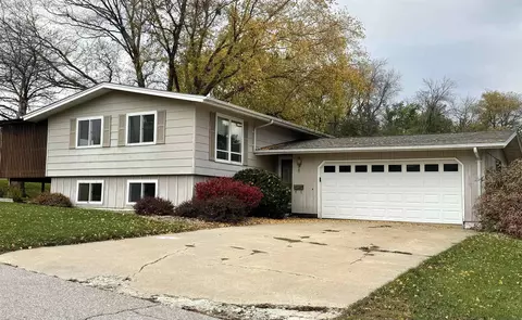 1 Bruce Ln, La Porte City, IA 50651