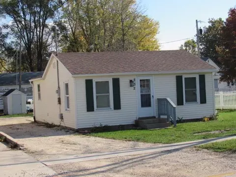 832 N Cedar St, Monticello, IA 52310